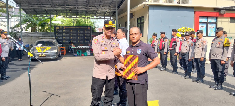 Kapolsek Kelapa Gading Beri Penghargaan Kepada Warga Yang Gagalkan Aksi Curanmor
