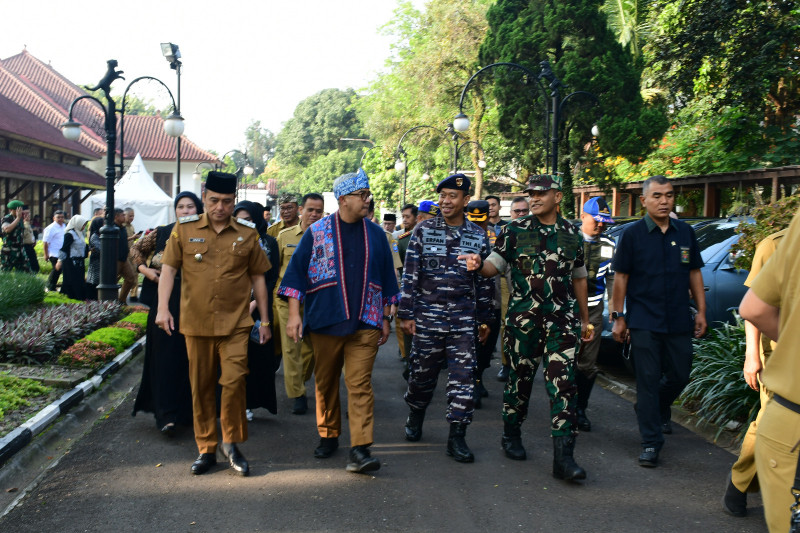 Komandan Lanal Bandung Hadiri Ziarah Makam Leluhur Pendiri Kota Bandung Dalam Rangka Peringatan Hari Jadi Kota Bandung (HJKB) Ke 215