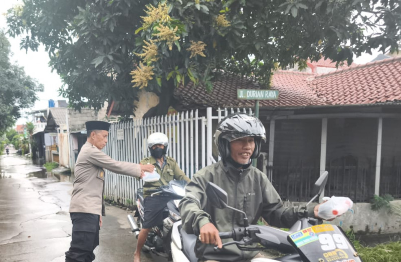 Polsek Bekasi Barat Bagikan Takjil kepada Warga, Pererat Kedekatan Polisi dan Masyarakat di Bulan Ramadan