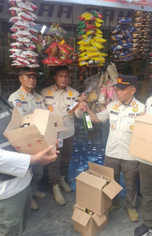 Satpol PP  Kecamatan Tanjung Priok Tegakkan Perda, Puluhan Botol Miras Disita