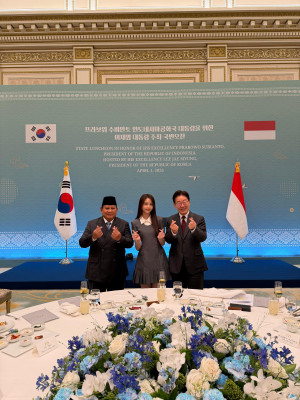 Momen Prabowo Bertemu Carmen Hearts2Hearts, Kompak Lakukan Simbol Jari Hati