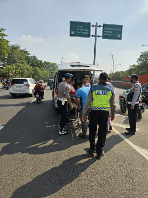 Aksi Humanis: Personel Gabungan Polres Metro Bekasi Kota Sigap Tolong Korban Kecelakaan di Flyover Summarecon