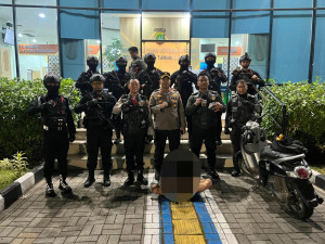 Satbrimob Polda Metro Jaya dan Tim Presisi Polres Metro Tangerang Kota Tangkap Pengendara Scoopy Pembawa Tembakau Sintetis