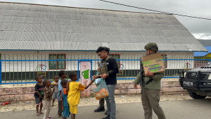 Personel Ops Damai Cartenz Berbagi Kebahagiaan Bersama Warga dan Anak-Anak di Enarotali