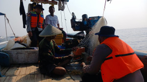 Jakarta On The Spot, Satpolairud Polres Kepulauan Seribu Sambangi Nelayan, Sosialisasikan Layanan Polisi 110 dan Keselamatan Berlayar
