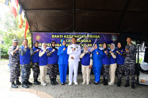 Prajurit Lanal Bandung Sumbangkan Darah Pada Kegiatan Donor Darah dan Pengobatan Gratis Dalam Rangka HUT TNI Ke 80