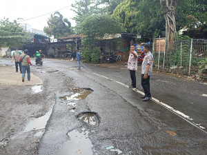 Tingkatkan Infrastruktur, Bhabinkamtibmas Jaticempaka Kawal Pengukuran Jalan Anugerah