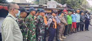 Aparat Gabungan Tertibkan Parkir Liar di Jalan Kalibaru Barat I Cilincing