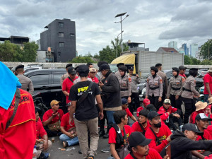 Gelar Aksi Simpatik Polisi Bagikan Roti dan Air Mineral ke Massa Aksi di DPR