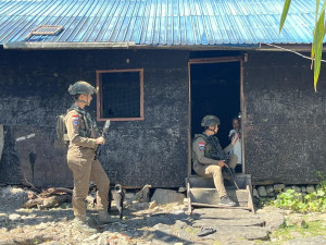 Patroli Jalan Kaki Satgas Ops Damai Cartenz-2026 Buka Ruang Dialog dengan Warga di Puncak Jaya