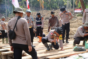 Polres Bener Meriah dan Brimob Polda Aceh Bangun Jembatan Darurat di Kampung Setie Kecamatan Timang Gajah