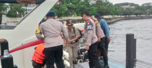 Polres Kepulauan Seribu Amankan Kedatangan Kapal di Marina Ancol, Petugas Bantu Penumpang dan Pastikan Keselamatan