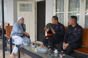 Menebar Kepedulian Brimob Polda Metro Jaya Jalin Silaturahmi Ke Kediaman Habib Ali Kwitang Berbagi Melalui Majlis Ta'lim Al Habib Ali Alhabsyi