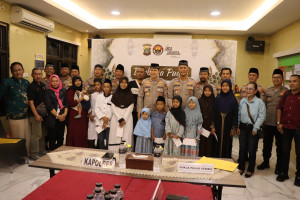 Polres Kepulauan Seribu Gelar Berbuka Puasa Bersama Media dan Santuni 19 Anak Yatim di Aula Wicaksana Laghawa