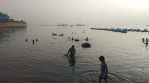 Terapi Air Laut Pantai Kalibaru Jadi Favorit Warga, Dipercaya Bantu Pemulihan Stroke Ringan