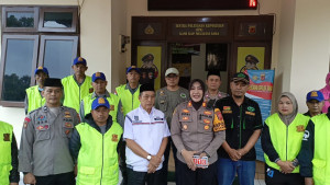 Ramadhan Penuh Kepedulian, Polsek Megamendung Bagikan Takjil dan Edukasi Layanan 110 Polri