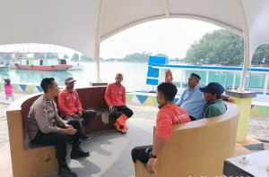 Dekat dengan Warga Bhabinkamtibmas Pulau Kelapa Ajak Masyarakat Jaga Kamtibmas dan Peduli Lingkungan