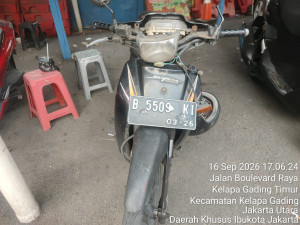 Mobil Diduga Serempet Pemotor Lalu Kabur, Polisi Langsung Evakuasi Korban