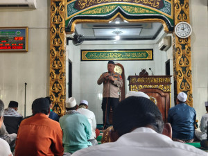 Ajak Warga Cegah Tawuran, Kapolsek Bekasi Barat Sampaikan Imbauan Kamtibmas Saat Jumat Keliling
