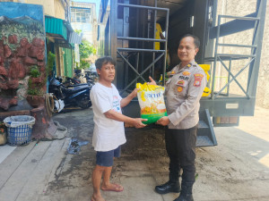 Polsek Metro Penjaringan Kawal Distribusi Beras Murah SPHP Bulog Untuk Warga