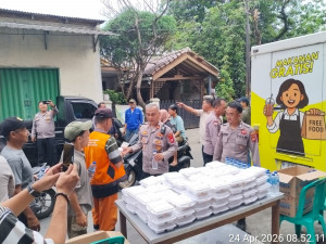 Polres Metro Jakarta Utara Salurkan 300 Nasi Box dalam Program Jumat Peduli, Wujud Nyata Jaga Jakarta dan Lingkungan