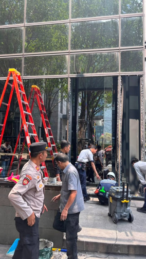 Mobil Tabrak Kaca Gedung di Kebayoran Baru, Pengemudi dan Pengelola Capai Kesepakatan