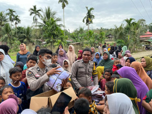 Bhakti Pendidikan Polri, Kapolda Aceh Kirim Bantuan Perlengkapan Sekolah untuk Anak-Anak Desa Seumadam
