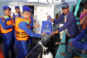 Satpolairud Polres Kepulauan Seribu Gelar Jumat Peduli, Bagikan Sembako dan Takjil kepada Nelayan du Laut Serta Sosialisasi Call Centre 110