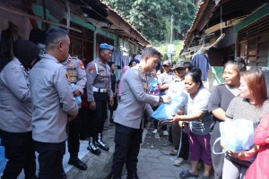 Polri Hadir di Tengah Masyarakat, Kapolres Metro Tangerang Kota Bagikan Sembako di Terminal Cimone