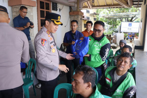 Polres Kepulauan Seribu Gelar Jumat Peduli Pemeriksaan Kesehatan Gratis dan Sembako untuk Ojol dan Warga