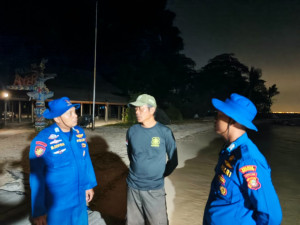 Patroli Laut Malam Satpolairud Polres Kepulauan Seribu Sambangi Penjaga Pulau dan Sosialisasikan Layanan Polisi 110