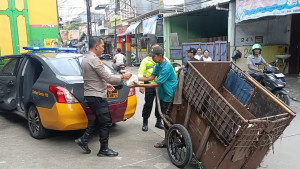 Program Jaga Jakarta, Kapolsek Pademangan Bagikan Makanan kepada Warga