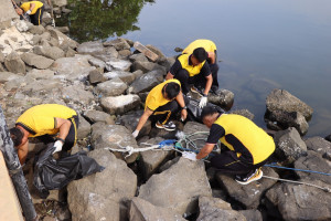 Aksi Nyata Polres Kepulauan Seribu, Bersih-Bersih Pantai Marina Ancol dari Sampah Plastik