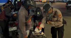Polsek Kelapa Gading Tingkatkan Patroli Malam demi Ciptakan Rasa Aman Warga, Polisi Periksa Kendaraan dan Barang Bawaan Pengguna Jalan