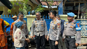 Polisi Bedah Rumah Warga di Koja Jakut, Sudin Haru Dapat Hunian Layak Jelang HUT RI