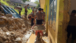 Brimob Polda Sumut Bersihkan Lumpur SMP Negeri 2 Pandan Nauli Pascabencana