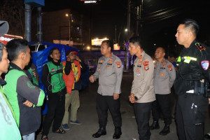 Akselerasi 'Jaga Bekasi On The Spot', Kapolres dan PJU Polres Bagi-Bagi Sembako di Area Stasiun Bekasi