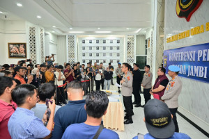 Polda Jambi Gelar Konferensi Pers, DPO Narkotika Berhasil Ditangkap di Tanjab Barat