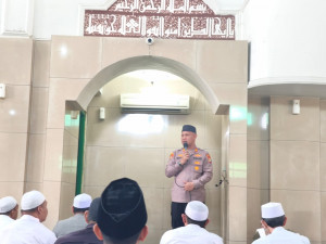 Jaga Jakarta On The Spot, Kapolsek Bekasi Barat Sampaikan Pesan Kamtibmas Usai Sholat Jumat di Masjid An Nur