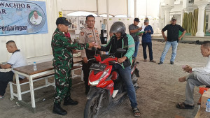 Jumat Peduli di Penjaringan, 500 Driver Ojol Terima Sembako dan Bantuan Tunai