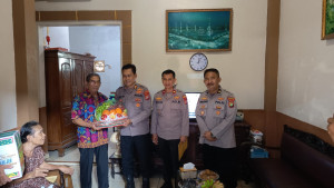 Sambut Hari Bhayangkara ke-80, Polres Metro Jakarta Utara Gelar Anjangsana ke Warakawuri di Cilincing
