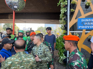Kodam Jaya Bantu Polri Sekat dan Halau Massa Unjuk Rasa di Depan Gedung DPR/MPR RI