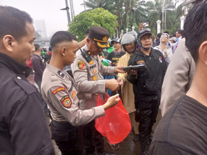 Polisi Kawal Unjuk Rasa Ojol Dengan Pendekatan Humanis dan Simpati