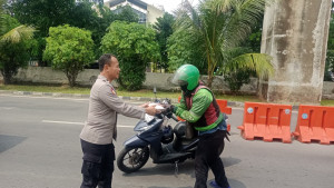 Polsek Kelapa Gading Gelar Jumat Berkah, Bagikan 50 Nasi Kotak Kepada Warga dan Pengemudi Ojol
