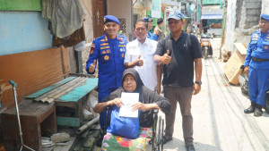 Ditpolairud Polda Metro Jaya Salurkan Bantuan Kursi Roda kepada Warga Pesisir di Muara Angke