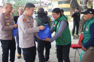 Jumat Peduli di Marina Ancol, Polres Kepulauan Seribu Hadirkan Pemeriksaan Kesehatan Gratis dan Sembako untuk Ojol dan Warga