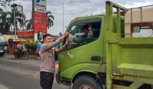 Pembagian Takjil dan Pemantauan Pasar Tumpah Kelurahan Jatiluhur