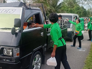 Ramadan Penuh Berkah, Koramil 1710-07/Mapurujaya Berbagi Takjil untuk Warga