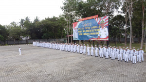 Komandan Satdik 1 Kodiklatal Tanjung Uban Menutup Pendidikan Dasar Golongan Lanjutan Siswa Dikmata Angkatan XLV TA 2025