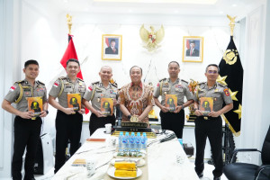 Lewat Buku, Wakapolri Titipkan Pesan Penting Pemberantasan TPPA–PPO kepada 5 Calon Atase dan Staf Teknis Polri